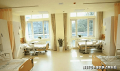 专业的康复医治师按照每位白叟的身体情况和康